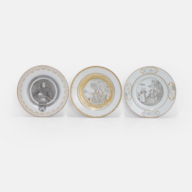 清乾隆 外销墨彩人物故事图盘 一组三件 | Three Chinese export en grisaille and gilt-decorated plates Qianlong (1736-1795), of circular form