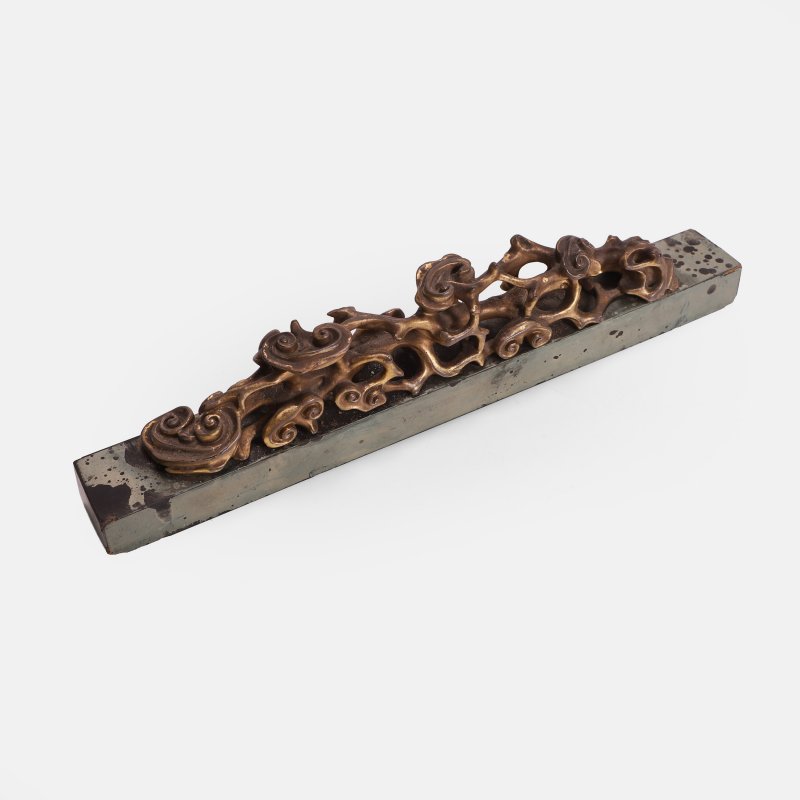 十九至二十世纪 漆金木镂雕灵芝纸镇 | A Chinese scroll weight 19th-20th century, the top pierced and carved in lingzhi and leaves on a gilt-lacquered wood branch