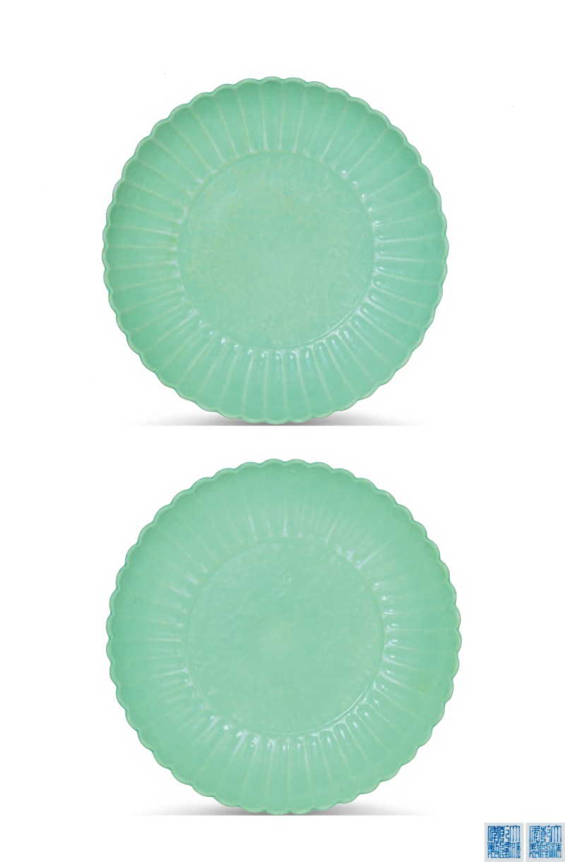 清乾隆 秋葵绿釉菊瓣盘一对