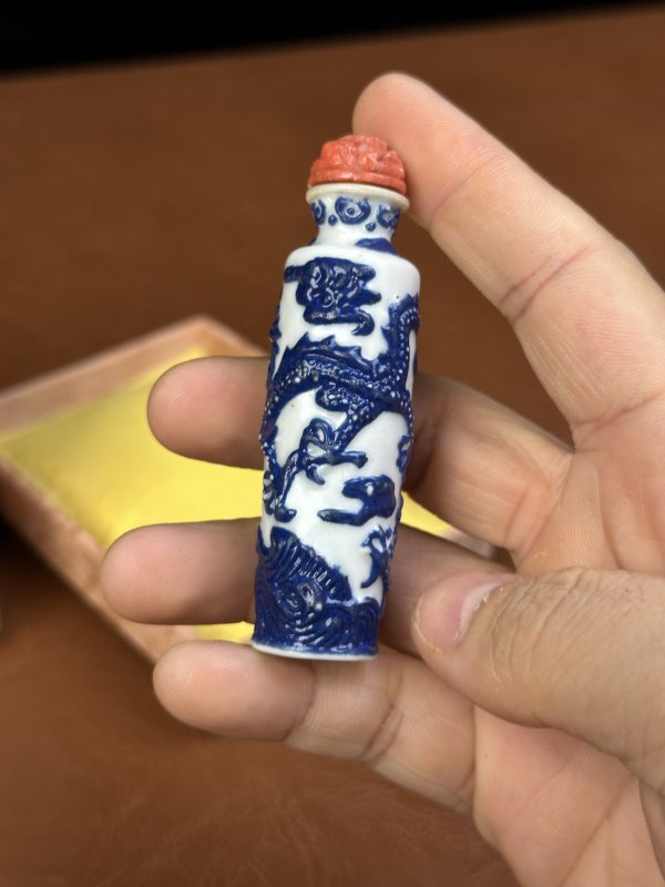 清嘉庆 蓝料彩雕瓷云龙纹鼻烟壶 - 图3
