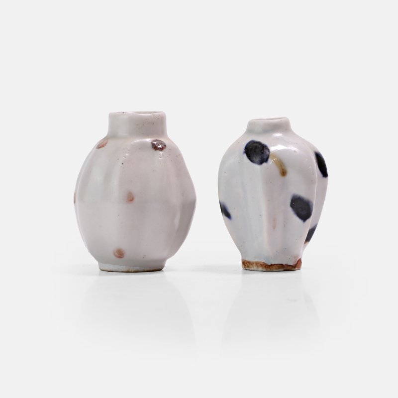 元 点褐彩及点蓝彩小罐 一组两件 | Two Chinese spot-decorated jarlets Yuan dynasty (1271-1368), each of lobed form - 图2