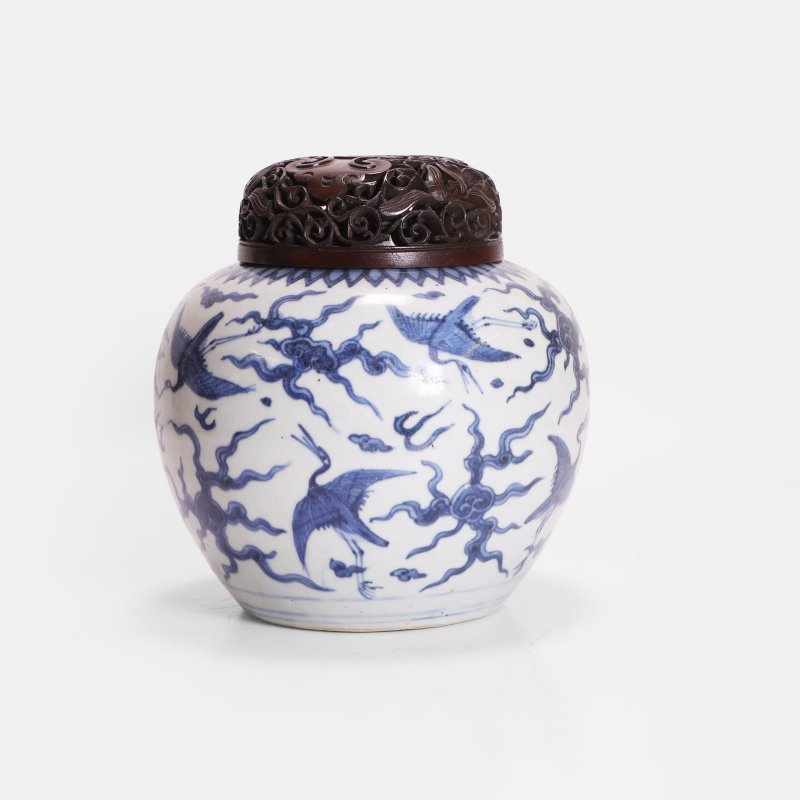 明万历 青花云鹤图罐 连木盖 | A Chinese blue and white jar Wanli (1573-1620), the ovoid body painted with cranes among clouds - 图2