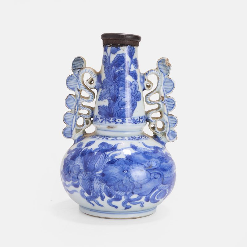 清康熙 青花花卉纹双耳瓶 | A Chinese blue and white Venetian-style vase Kangxi (1662-1722), inspired by Venetian glass prototypes - 图3