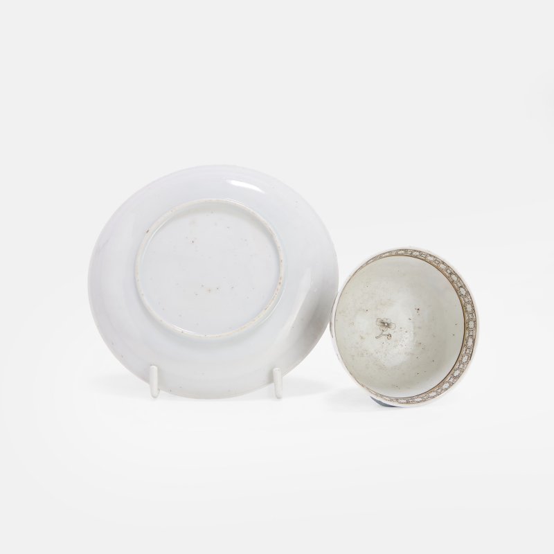 清十八世纪 粉彩人物故事图茶杯及碟 | A Chinese export famille rose teacup and saucer 18th century, each of circular form