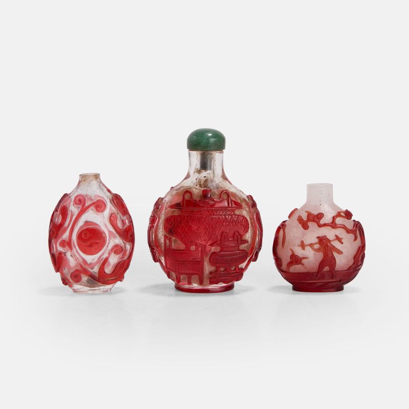 清晚期 套红料鼻烟壶 一组三件 | Three Chinese red-overlaid Peking glass snuff bottles late Qing dynasty, comprising:
one carved with a fisherman punting a boat