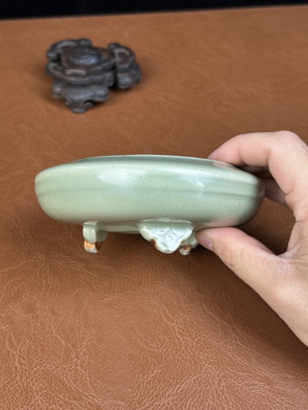 清早期 龙泉三足云龙纹洗 - 图5
