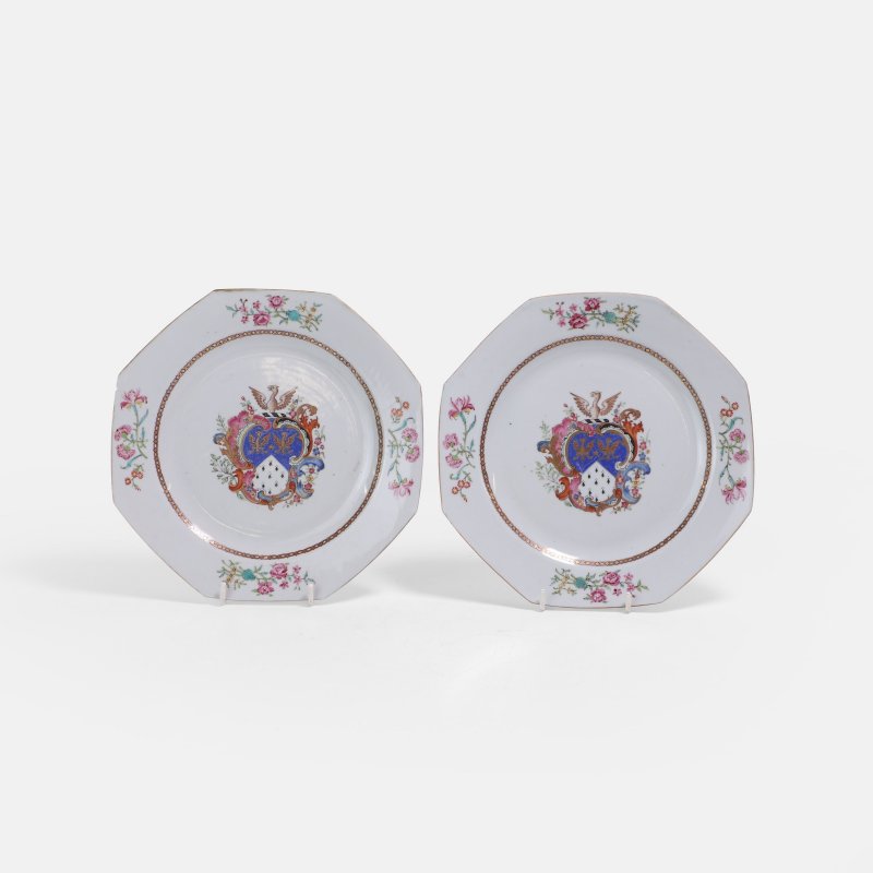清十八世纪 外销粉彩徽章纹盘 一对 | A pair of Chinese export famille rose armorial plates 18th century, each of octagonal form