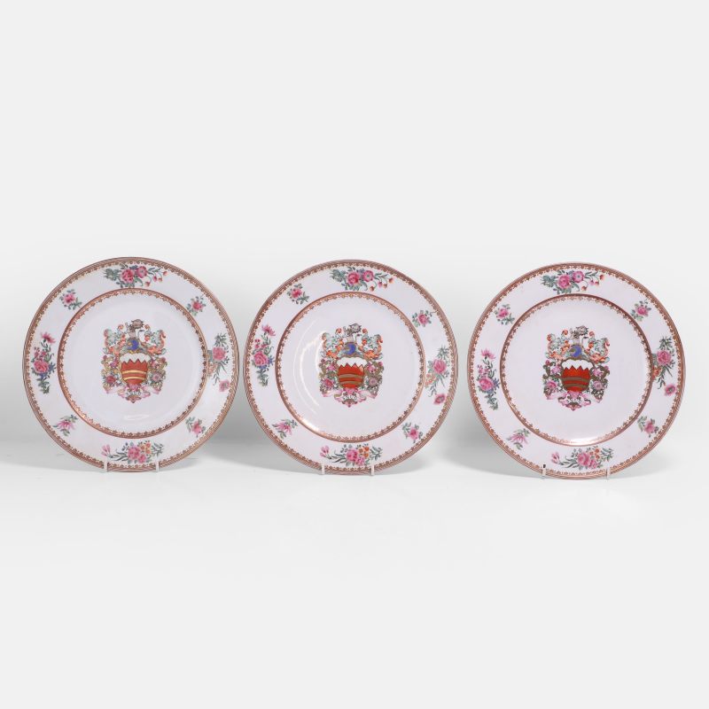 清十八世纪 外销粉彩徽章纹盘 一组六件 | A collection of six Chinese export famille rose armorial plates 18th century, each of circular form - 图4