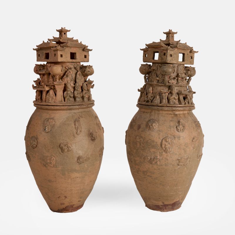 西晋 越窑神人楼阁纹青瓷魂瓶 一对 | A pair of rare Chinese Yue ware funerary urns (hunping) Western Jin dynasty (265-316), each well-potted ovoid stoneware body applied with three rows of moulded decoration - 图2