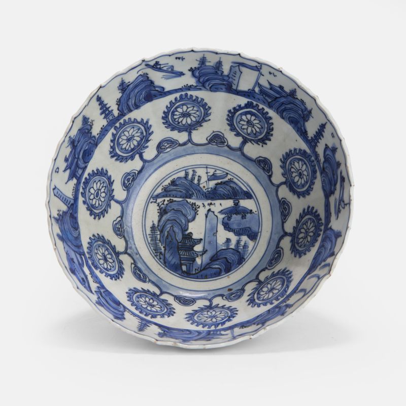 明万历 青花克拉克式飞马纹碗 《富貴佳器》青花款 | A Chinese Kraak blue and white bowl Wanli (1573-1620), the lobed body rising from a circular foot - 图1