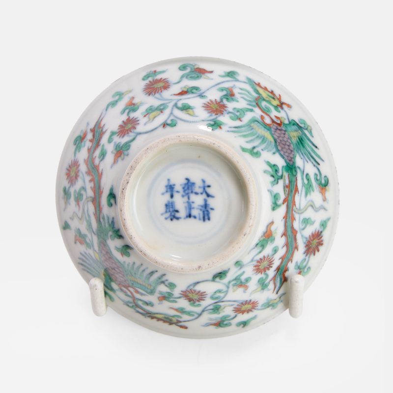清雍正 斗彩穿花凤凰纹杯 《大清雍正年制》青花楷书款 | A Chinese doucai teacup Yongzheng (1723-1735), the shallow body rising from a circular foot to a flared rim - 图4