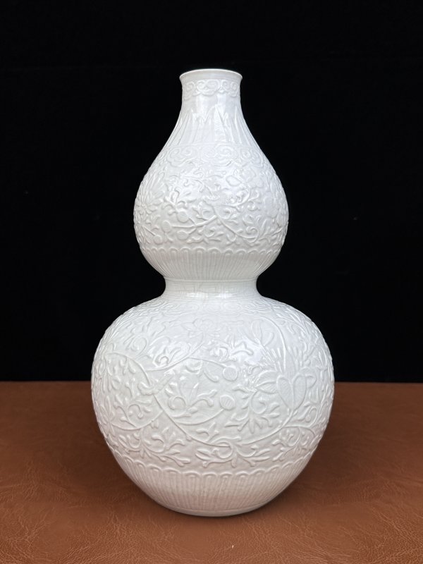 清乾隆  仿定白釉凸花缠枝莲纹葫芦瓶 - 图10