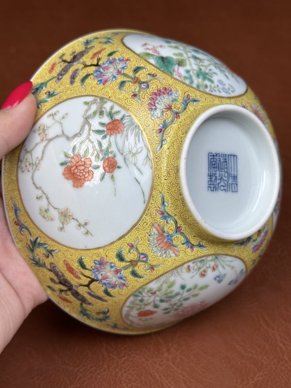 清道光 内青花外黄地轧道粉彩万花献瑞图膳碗 - 图14