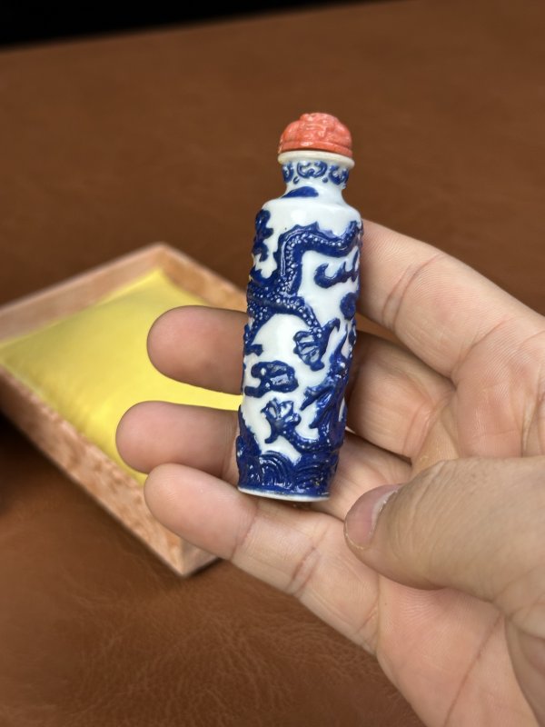 清嘉庆 蓝料彩雕瓷云龙纹鼻烟壶 - 图4