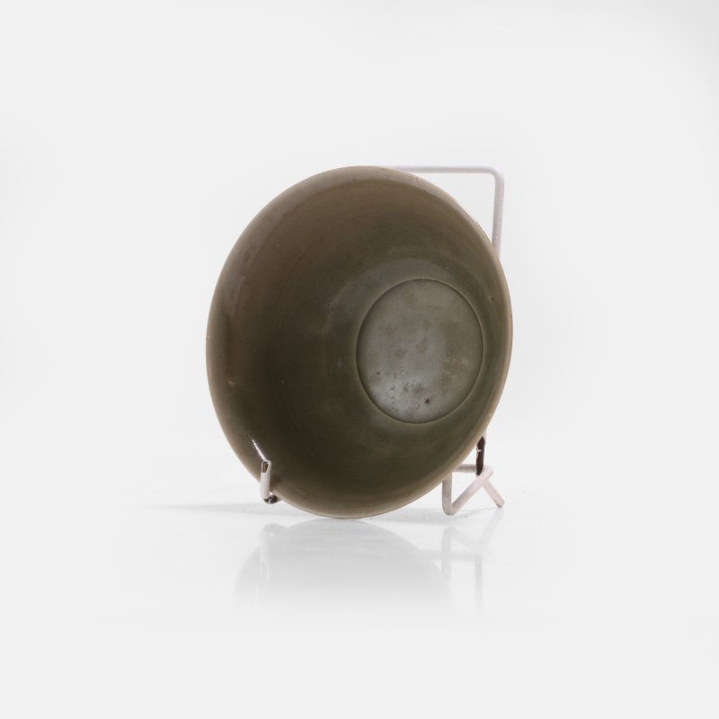 宋 青釉莲瓣纹碗 | A Chinese celadon-glazed bowl Song dynasty (960-1279), the rounded sides rising from a short circular foot to a gently flared rim - 图2