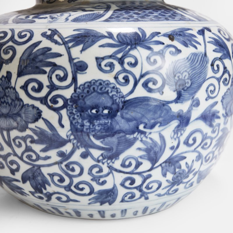 明晚期 青花狮穿牡丹纹盖罐 | A Chinese blue and white jar and cover late Ming dynasty, of compressed globular form - 图3