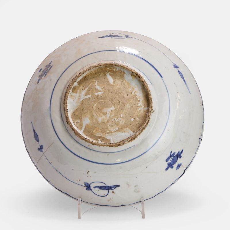 明万历 克拉克式荷塘纹花口盘 | A Chinese Kraak blue and white charger Wanli (1573-1620), the lobed body heavily potted - 图3