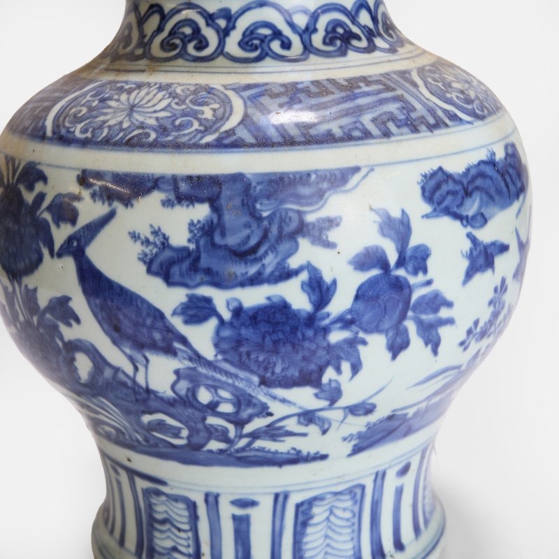 明晚期 青花锦鸡牡丹纹盖罐 | A Chinese blue and white vase and cover late Ming dynasty, of baluster form - 图1