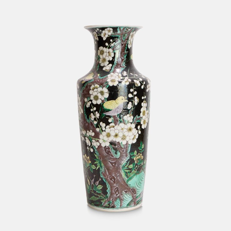 民国 墨地素三彩花鸟图棒槌瓶 《大清雍正年制》青花篆书款 | A Chinese famille noire vase Republic period (1912-1949), of rouleau form - 图2