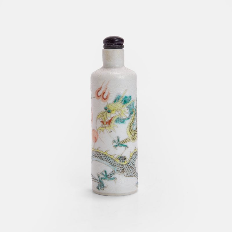 清晚期 粉彩双龙抢珠纹鼻烟壶 《大清乾隆年制》矾红楷书款 | A Chinese famille rose snuff bottle late Qing dynasty, of cylindrical form - 图2
