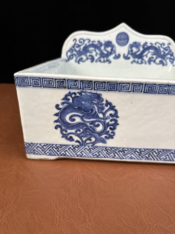 清雍正 青花团龙纹纸篓 - 图4