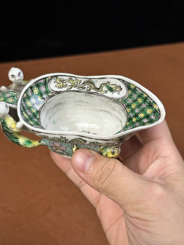 清 素三彩人物双耳杯 - 图5
