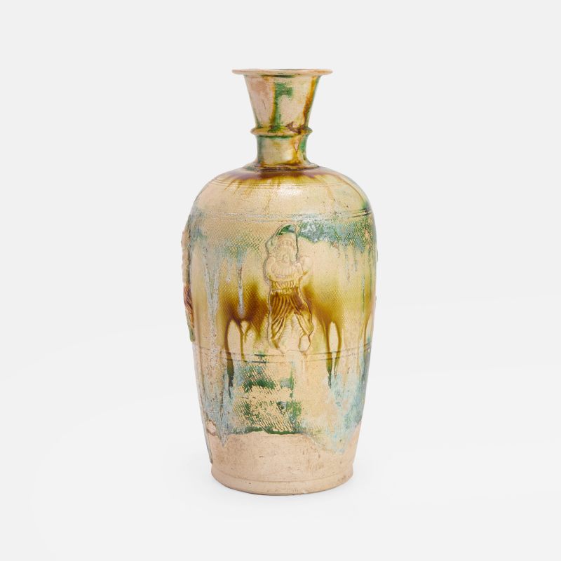 唐 三彩胡人乐舞瓶 | A Chinese sancai-glazed vase Tang dynasty (618-907), the tapering body rising to a tall rounded shoulder with an everted rim - 图3