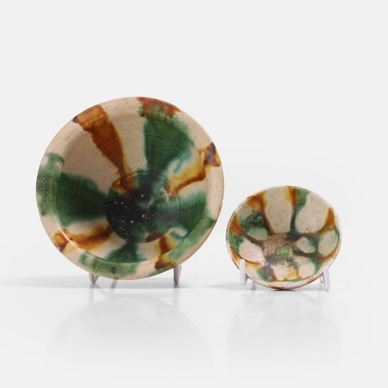唐 三彩碗 一组两件 | Two Chinese sancai-glazed bowls Tang dynasty (618-907), with rounded sides rising from a circular foot - 图1