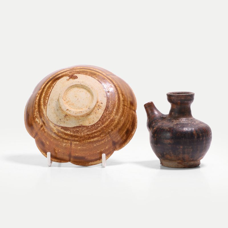 南宋 酱釉军持及花口碟 一组两件 | Two Chinese brown-glazed stoneware Southern Song dynasty (1127-1279), comprising a kendi ewer and a lobed dish - 图3