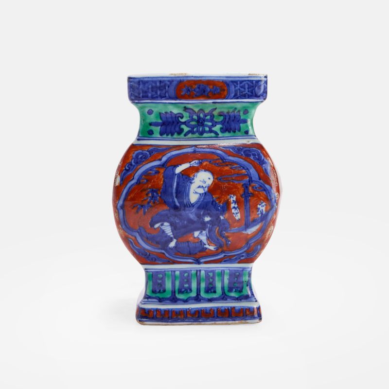 明万历 青花矾红彩罗汉图方尊 | A Chinese iron-red and underglaze-blue vase Wanli (1573-1620), of square form with a slightly bulbous middle section - 图3