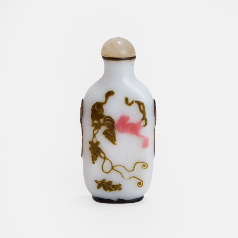 清晚期 涅白地套褐料松鼠葡萄图鼻烟壶 《吉祥》印 | A Chinese brown-and-pink-overlaid white Peking glass snuff bottle late Qing dynasty, carved through the brown and pink overlays to the opaque white ground - 图2