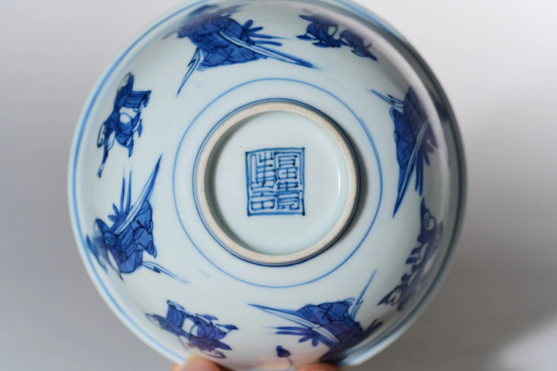 明万历 青花四妃十六子图碗一对 - 图6