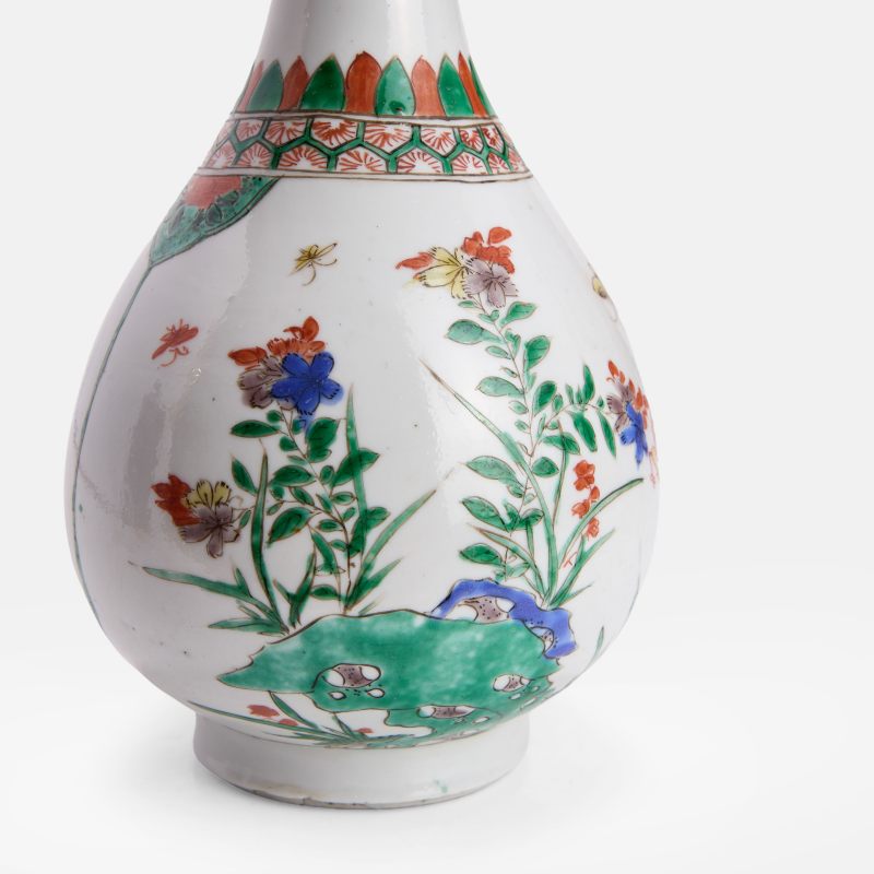 清康熙 五彩斗鸡图瓶 | A Chinese wucai vase Kangxi (1662-1722), the pear-shaped body rising from a circular foot to a tapering neck