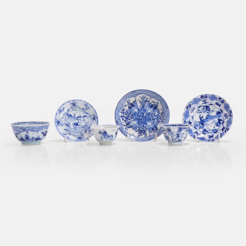 清康熙 青花人物故事图杯及碟 | Three matching Chinese blue and white cups and saucers Kangxi (1662-1722), of lobed or circular form - 图3