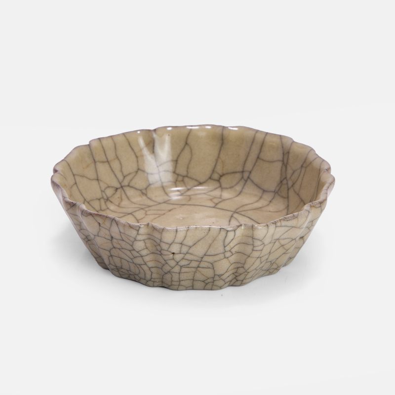 清 仿哥釉十棱葵瓣洗 | A Chinese Ge-type washer Qing dynasty (1644-1911), of mallow-shaped lobed form