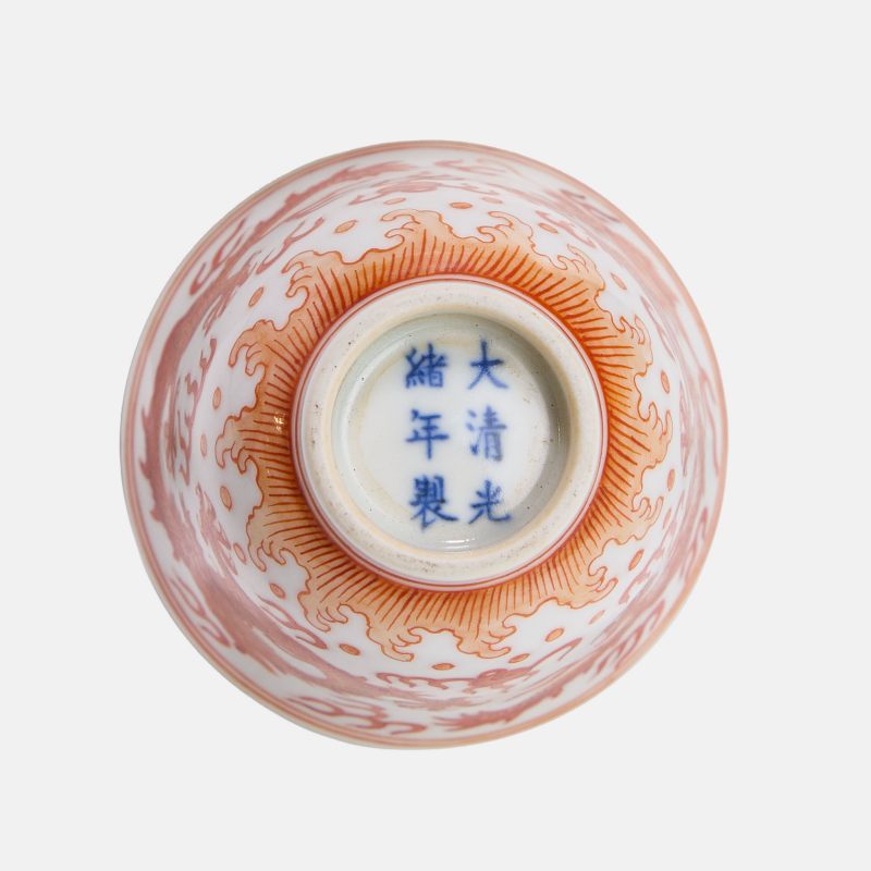 清光绪 矾红彩双龙抢珠纹杯 《大清光绪年制》青花楷书款 | A Chinese iron-red teacup Guangxu (1875-1908), the rounded waisted sides rising from a circular foot to a flared rim