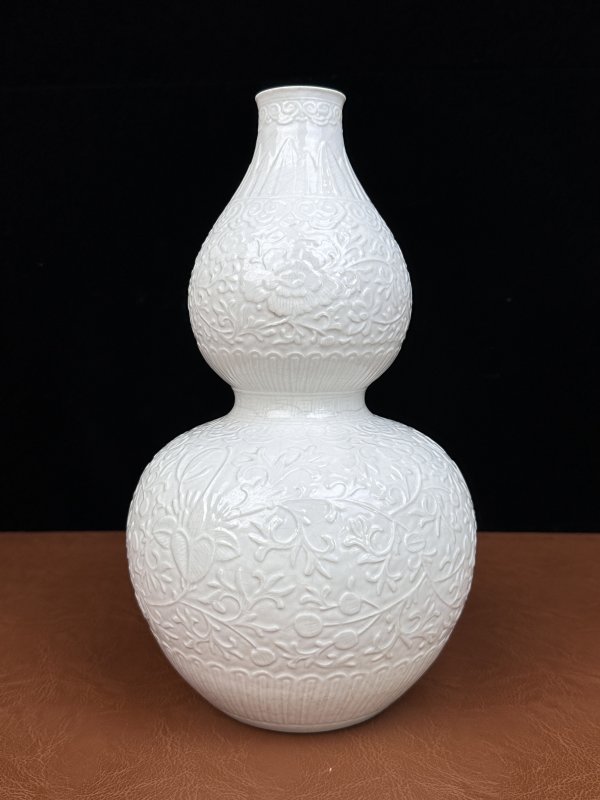 清乾隆  仿定白釉凸花缠枝莲纹葫芦瓶 - 图11