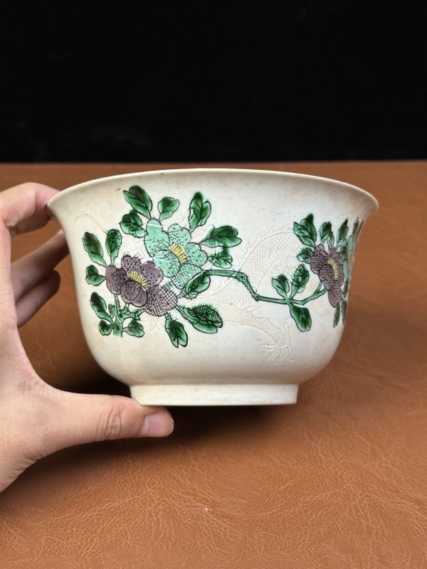 清晚期 素三彩暗刻云龙花蝶纹碗 - 图2