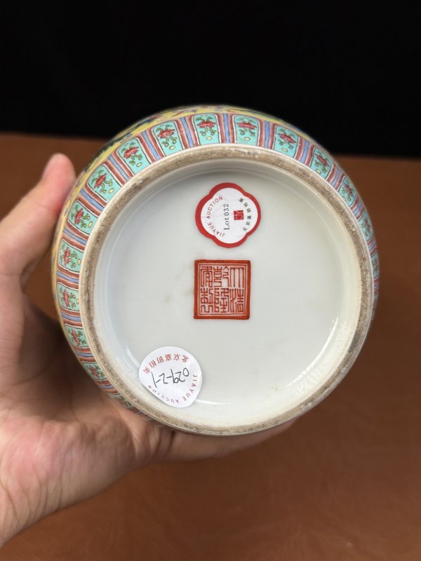民国 洋彩锦地开光鹿鹤同春瓶一对 - 图14