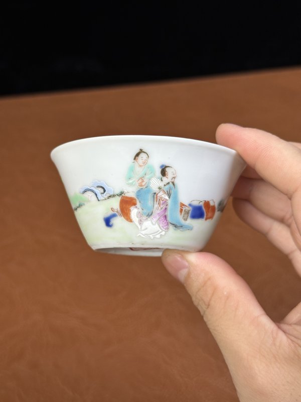 清雍正 粉彩人物马蹄杯 - 图2
