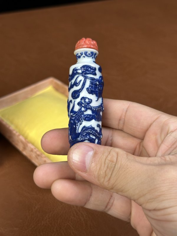 清嘉庆 蓝料彩雕瓷云龙纹鼻烟壶 - 图5