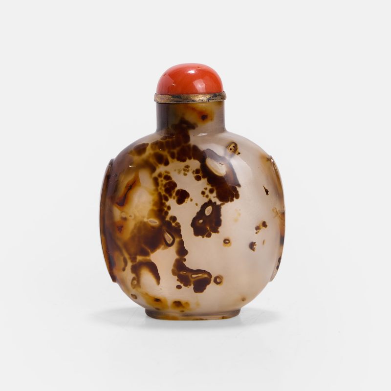 清 光素玛瑙鼻烟壶 | A Chinese agate snuff bottle Qing dynasty (1644-1911), of flattened ovoid form with raised handles to the sides - 图2