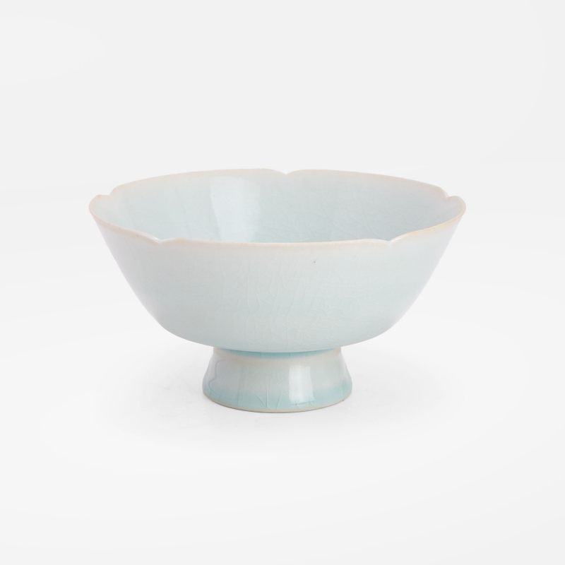 南宋或更晚 青白釉花口高足碗 | A Chinese qingbai ware stem bowl Southern Song or later, the tapering body with a lobed rim - 图1