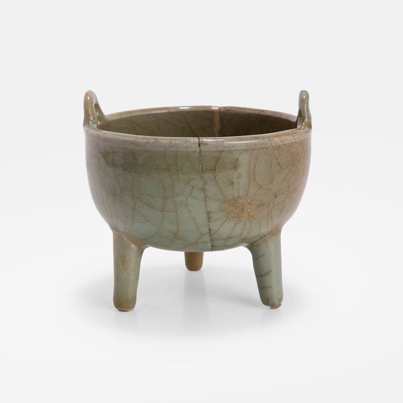 南宋或更晚 龙泉青釉三足香炉 | A Chinese Longquan celadon incense burner Southern Song or later, the globular body supported on three tall spreading feet - 图2