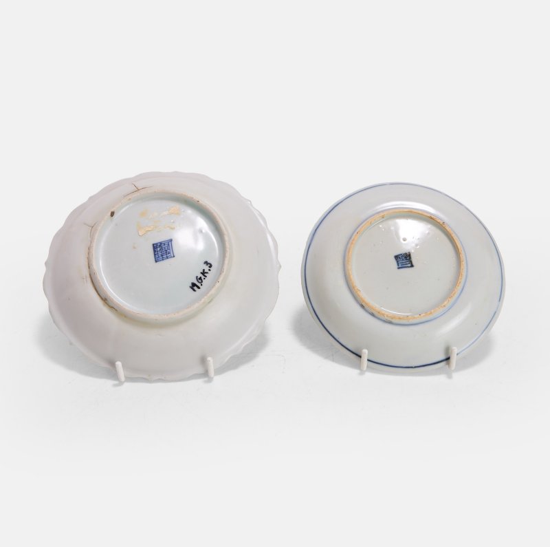 明晚期 青花寿字纹碟 一组两件 | Two Chinese blue and white saucers late Ming dynasty, one circular and one lobed - 图2