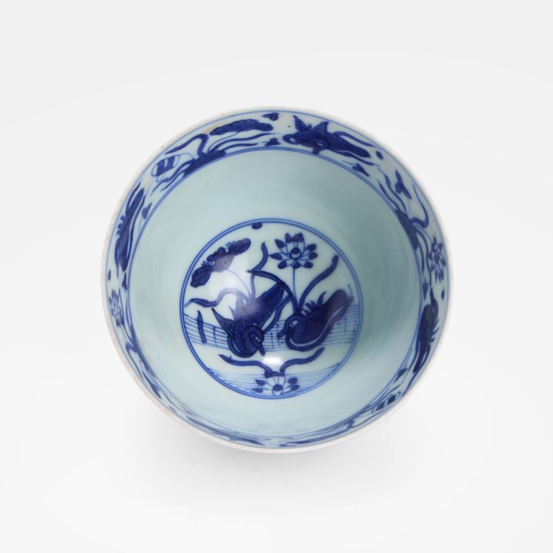 明万历 五彩荷塘鸳鸯图国泰民安莲子碗 | A Chinese wucai bowl Wanli (1573-1620), of deep 'U' form on a short circular foot - 图2