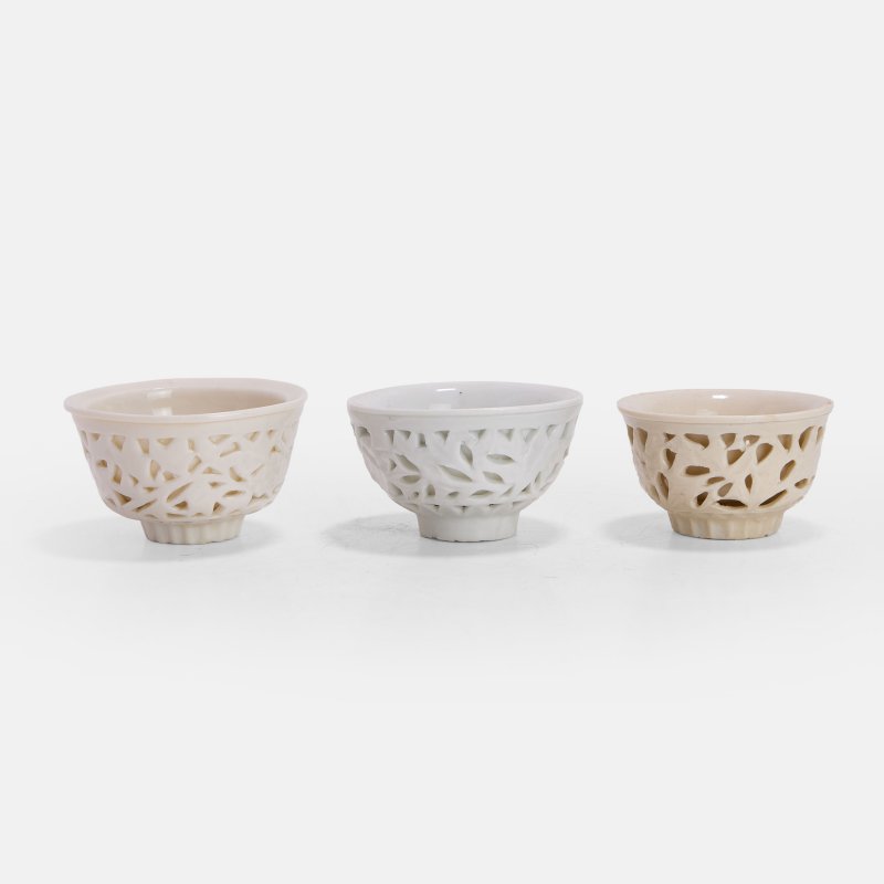 十七世纪 德化窑白釉镂雕缠枝花卉纹杯 一组三件 | Three Chinese blanc de Chine 'linglong' reticulated cups 17th century, the outer walls moulded with sections cut through - 图2