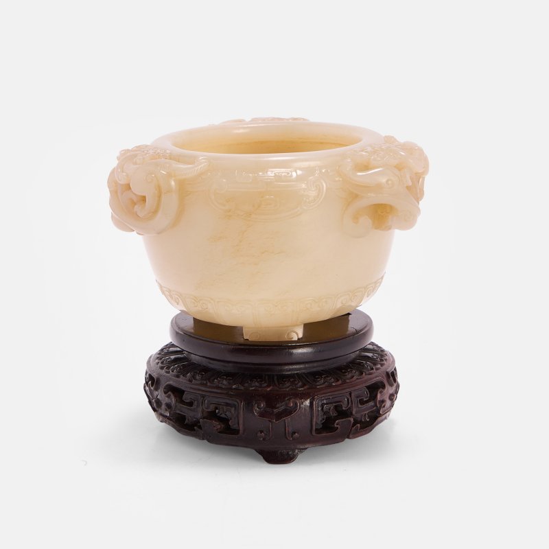 清 玉雕螭龙纹三足洗 连木底座 | A Chinese jade brush washer Qing dynasty (1644-1911), the rounded body with an inward-curved mouth supported on three ruyi-head shaped feet - 图3