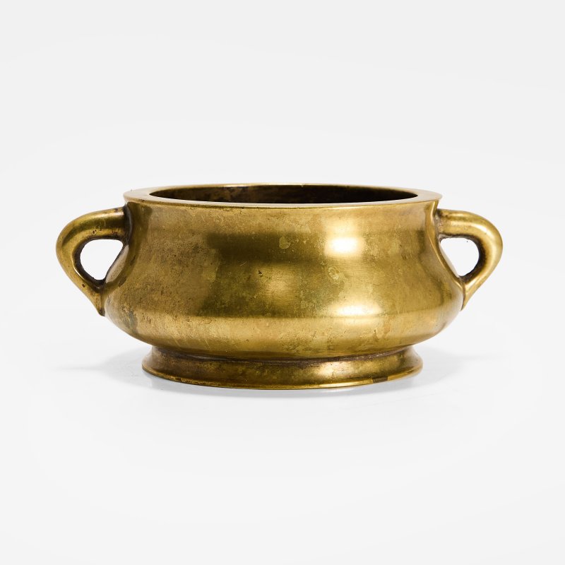 清 铜香炉 《大明宣德年制》楷书模款 | A Chinese bronze incense burner Qing dynasty (1644-1911), the compressed globular body supported on a flared foot - 图2