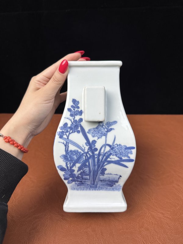 清乾隆 青花“鄱阳湖大孤山”山水人物花卉纹贯耳小方尊 - 图18
